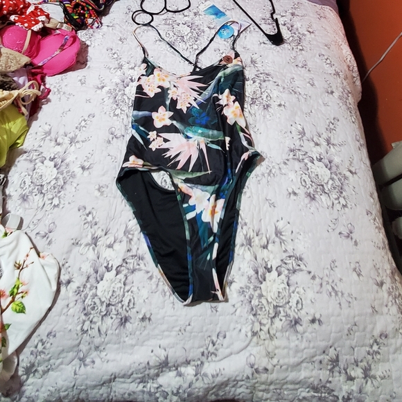 2 New bathing suits - Picture 2 of 4